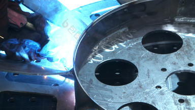 专业焊机工作修复车间工人焊接金属叶片